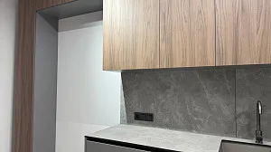 Эффектный и молодежный дизайн кухни-студии