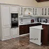 Фото белой кухни с классической  мебелью